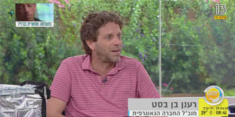 רענן בן בסט מתארח באולפן תכנית הבוקר של רשת כדי לספר על היעדים החמים של הקיץ