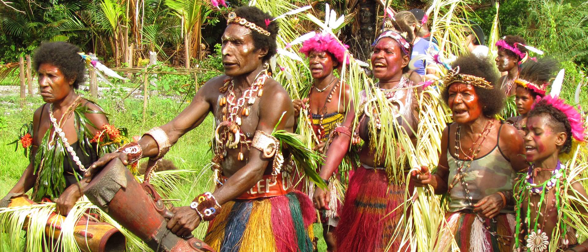 טיול לפפואה ניו גיני - 21 יום - שייט גיאוגרפי צבעוני ומפנק אל אחת המדינות המרתקות בעולם