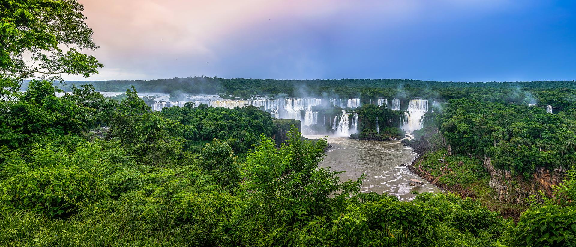 מפלי האיגואסו על הגבול בין ארגנטינה וברזיל