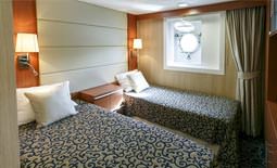 Ocean Endeavour - סוויטה זוגית עם חלון + 2 חדרי שירותים ומקלחת | Ocean Endeavour