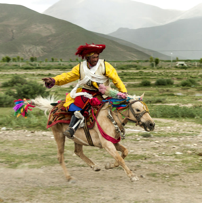 ממערב סצ'ואן לרמת טיבט בעת פסטיבל שוטון